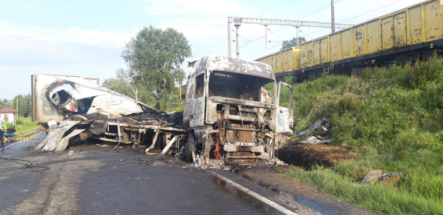 Incendiu izbucnit în urma unui accident dintre un TIR și o autoutilitară pe DN 25. Traficul este blocat (FOTO)