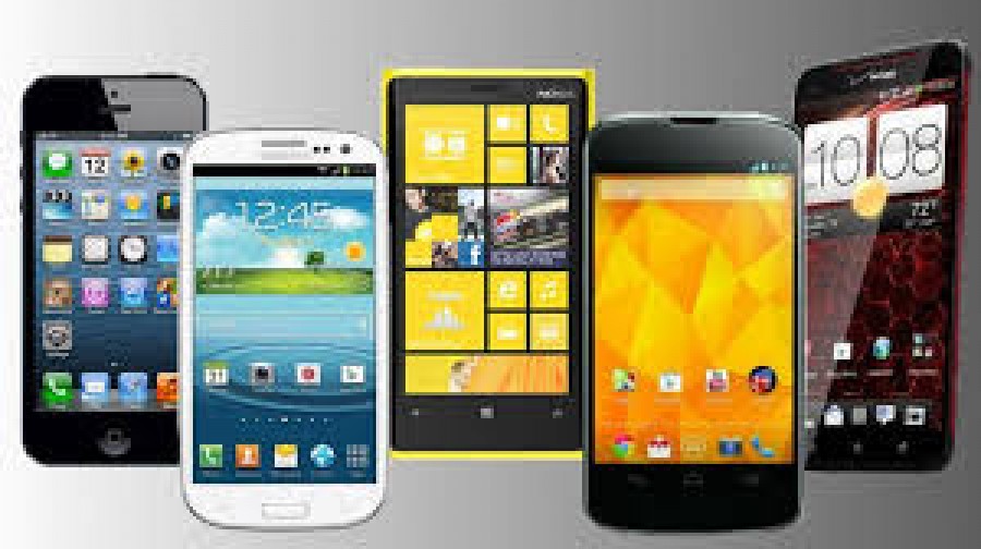 Vânzările globale de smartphone-uri le-au depăşit pentru prima dată pe cele de telefoane simple