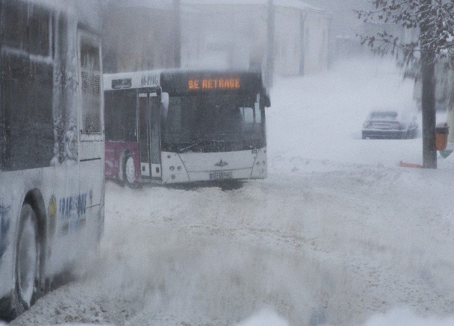 IARNA LA GALAŢI/ Autobuze BLOCATE la gară