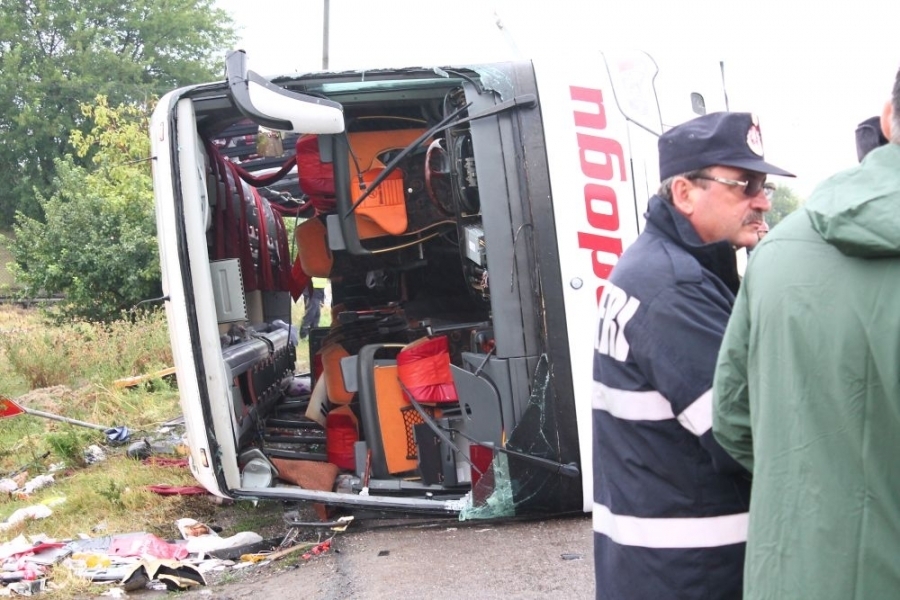 Şoferul autocarului răsturnat la Baldovineşti, cercetat în stare de libertate
