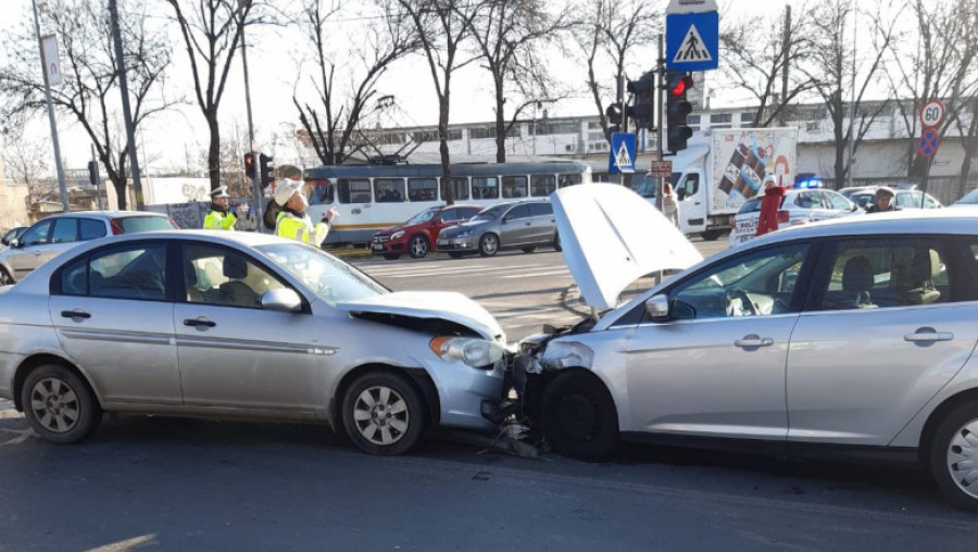 Guvernul prelungește plafonarea tarifelor RCA