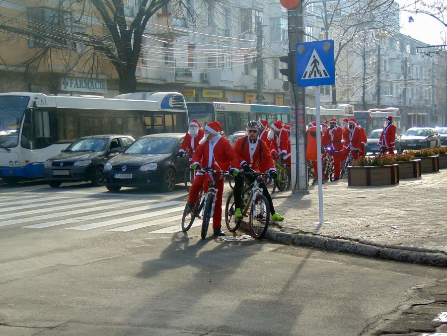 MOȘ CRĂCIUN vine, anul acesta, cu bicicleta