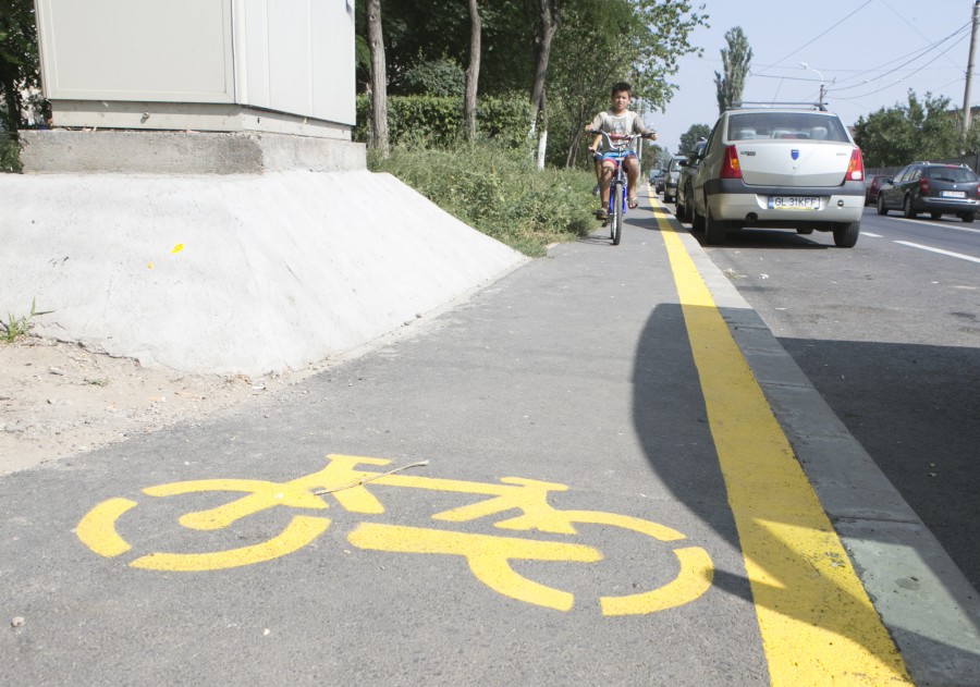 Pe aici nu se mai trece! Trotuarele de pe strada Frunzei au fost „furate”