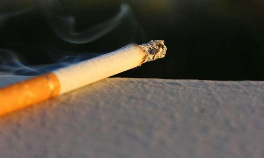 Peste cinci milioane de români fumează