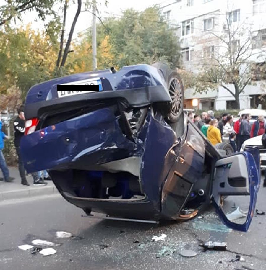 Strada Oltului, blocată de un grav accident. Trei mașini, implicate în impact