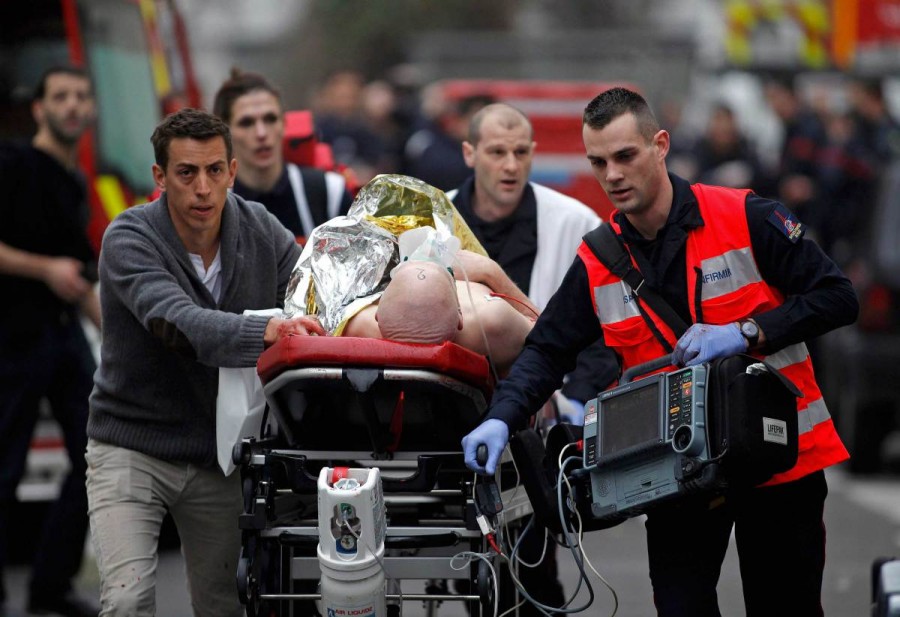 VIDEO/ MASACRU la sediul unui ZIAR parizian. Cel puţin 12 morţi, după un ATAC ARMAT