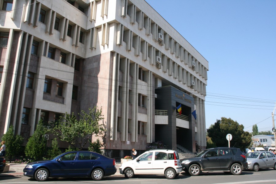 A început procesul celui care şi-a ucis sora, arucând-o de la balcon