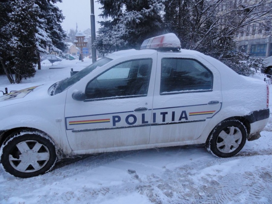 Accident de început de an: A intrat cu BMW-ul în stâlp