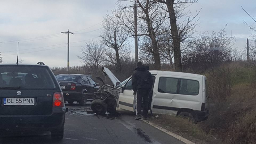 GRAV ACCIDENT în  apropiere de Galați. Trei mașini s-au ciocnit violent