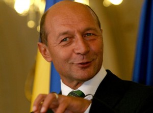 Traian Băsescu a făcut o baie de mulţime la Chişinău