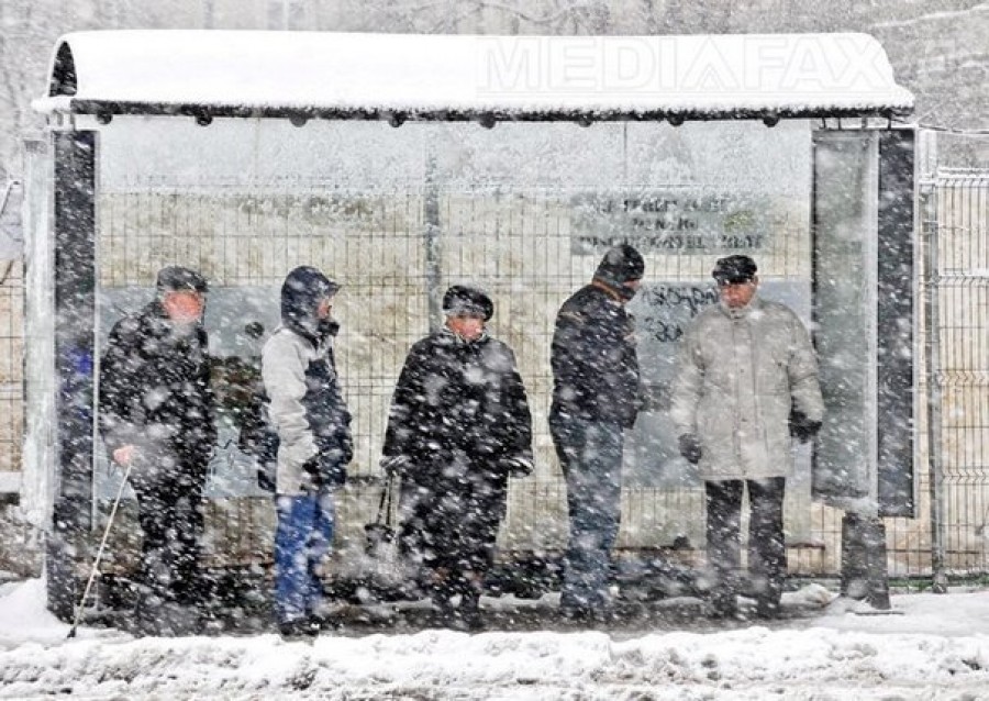 Ninsori şi vânt în estul ţării, începând de duminică după-amiază