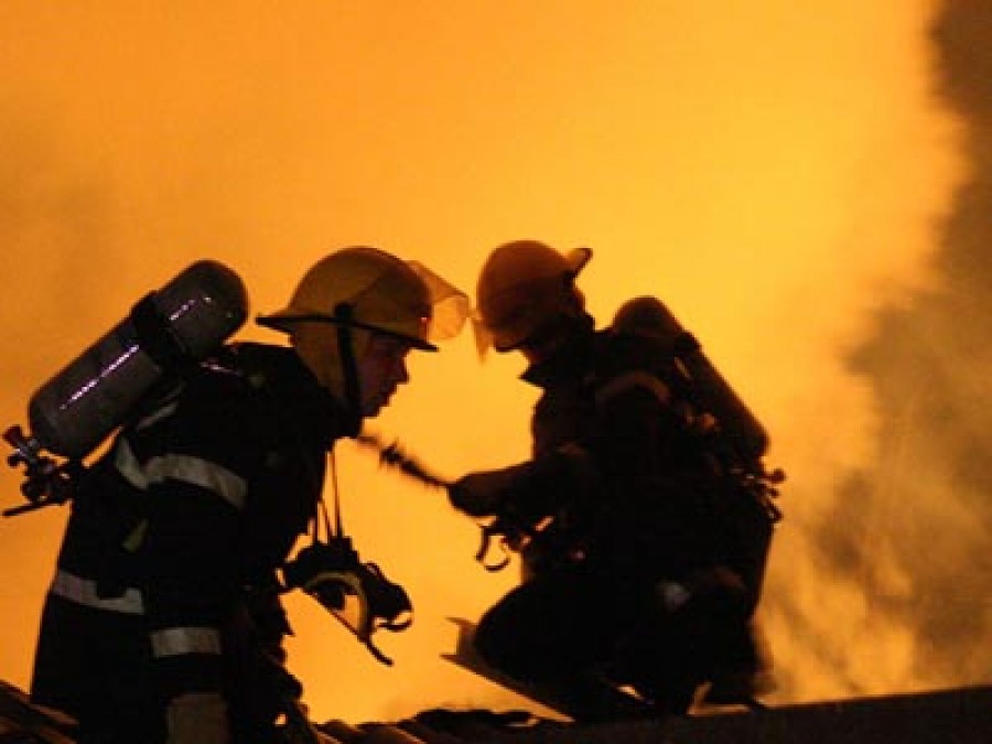 Incendiu devastator pe o stradă din Galaţi: Cinci case cuprinse de flăcări