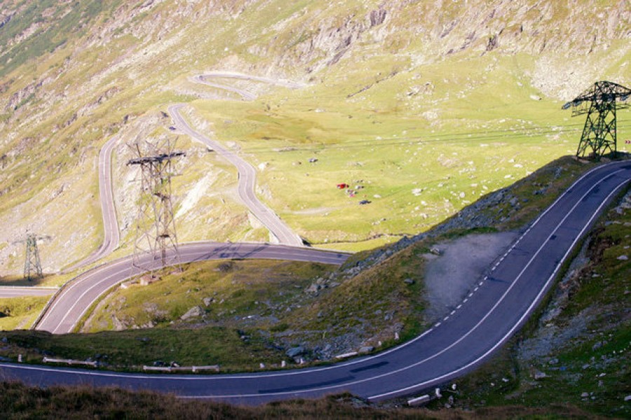 Circulaţia pe Transalpina şi Transfăgărăşan, închisă de joi