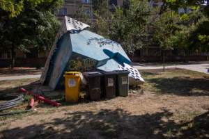 UPDATE. &quot;Veșmântul&quot; lui Sergiu Dumitrescu, înlănțuit de tomberoane