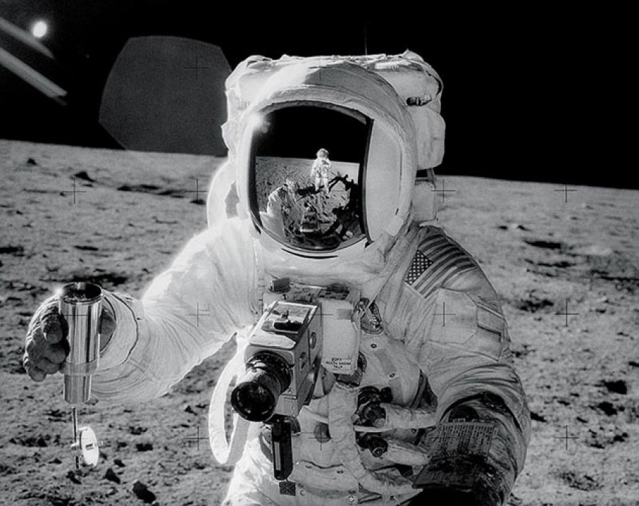 Singurul aparat foto care a ajuns pe Lună şi a fost readus pe Terra, vândut cu 550.000 de euro