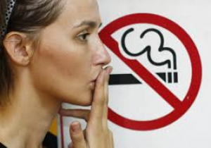 Fumatul poate dăuna şi activităţilor comerciale. Ce RISCĂ firmele dacă încalcă legea anti-fumat