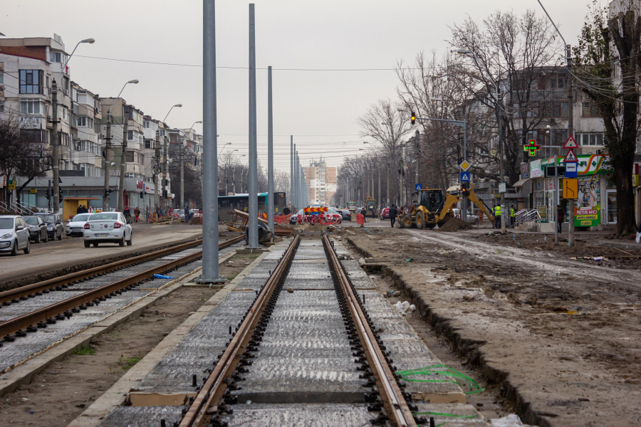 Trafic rutier peste liniile de tramvai în lucru