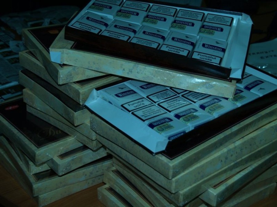 VIDEO / Cutii de bomboane pline cu ţigări de contrabandă la Oancea