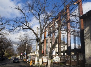 A început demolarea Arenei de Box. După 25 de ani, Primăria ne scapă de un schelet