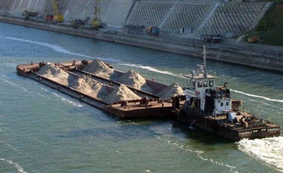 „Cod roşu” în transporturile navale - Convoaiele NAVROM, lăsate „pe uscat” de scăderea Dunării!