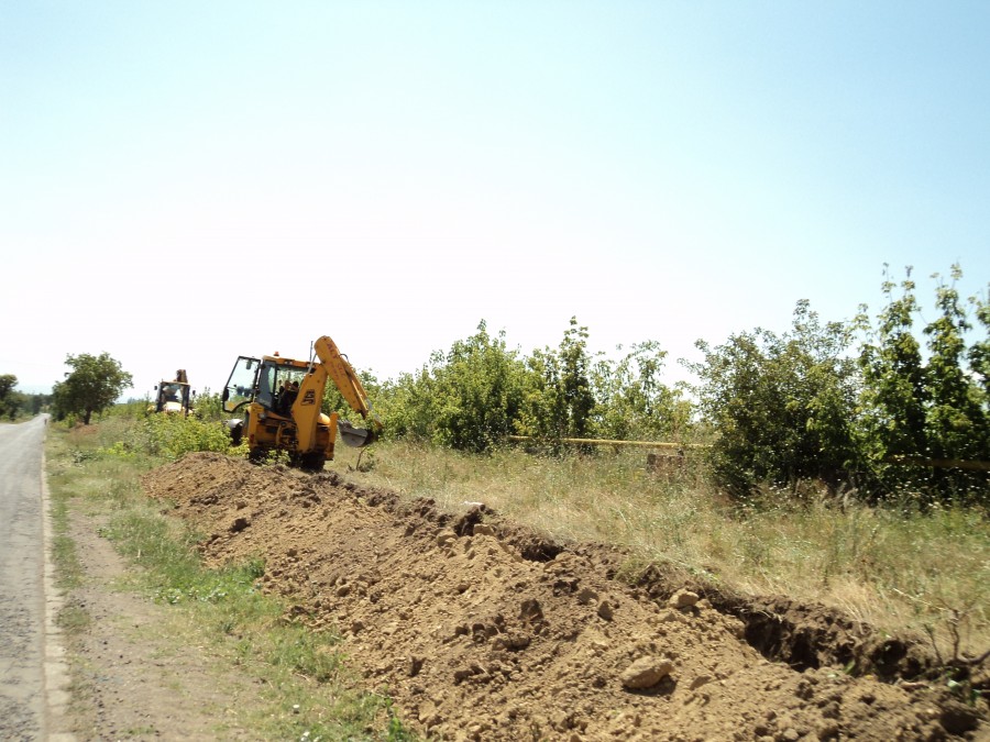 La Scânteieşti, săpături pentru cablurile electrice ale eolienelor