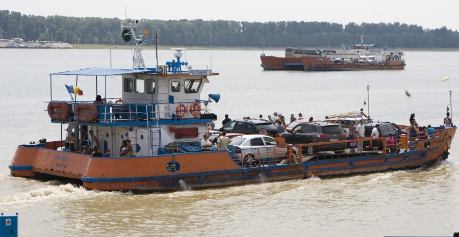 Astăzi, timp de 4 ore, Dunărea este traversată la Galați cu un bac mare și unul mic