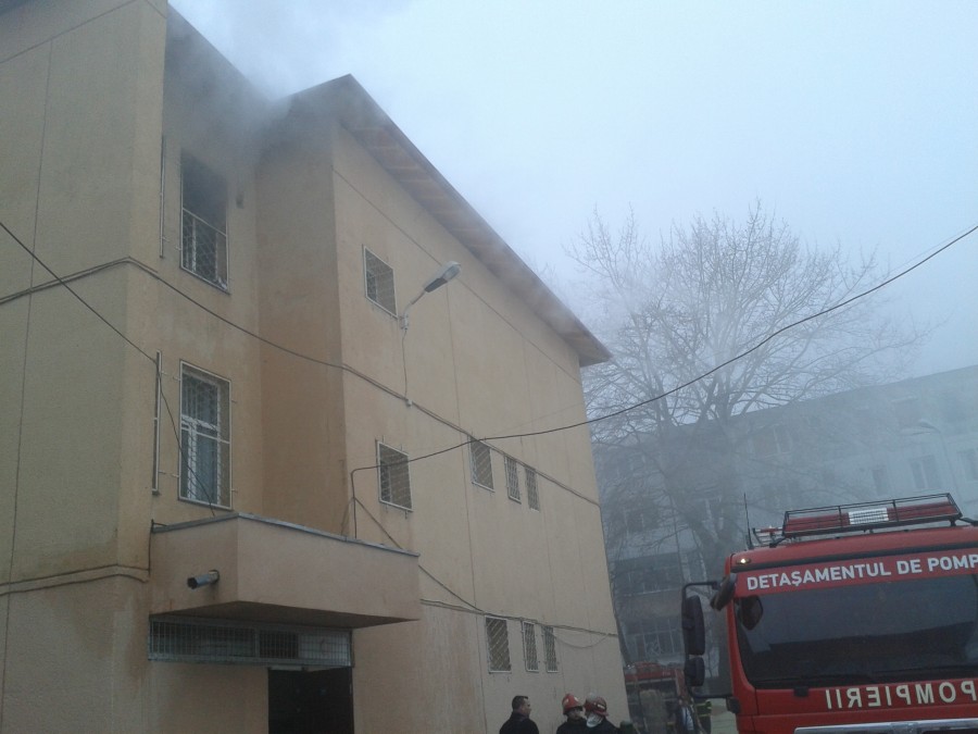 Elevi evacuaţi şi cursuri suspendate din cauza unui incendiu. Pompierii fac anchetă, primăria evaluează (VIDEO&FOTO)