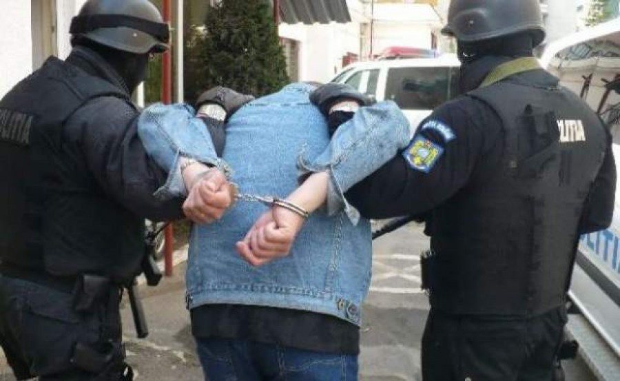 Patru criminali au ajuns după gratii în urma unor acţiuni în forţă a poliţiştilor