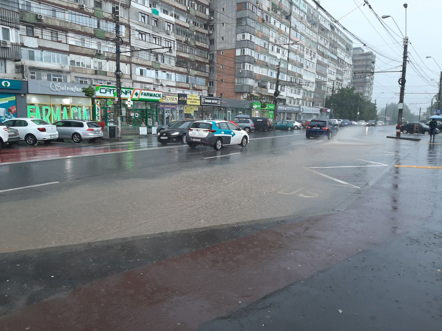 UPDATE Străzi inundate în mai multe zone ale Galațiului (FOTO și VIDEO)
