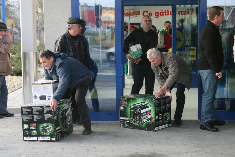 FOTO & VIDEO / S-au călcat în picioare pentru generatoare / Buluceală în toată regula la deschiderea Lidl