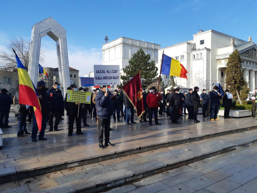 Protest al pensionarilor militari, în faţa sediului Prefecturii Galaţi