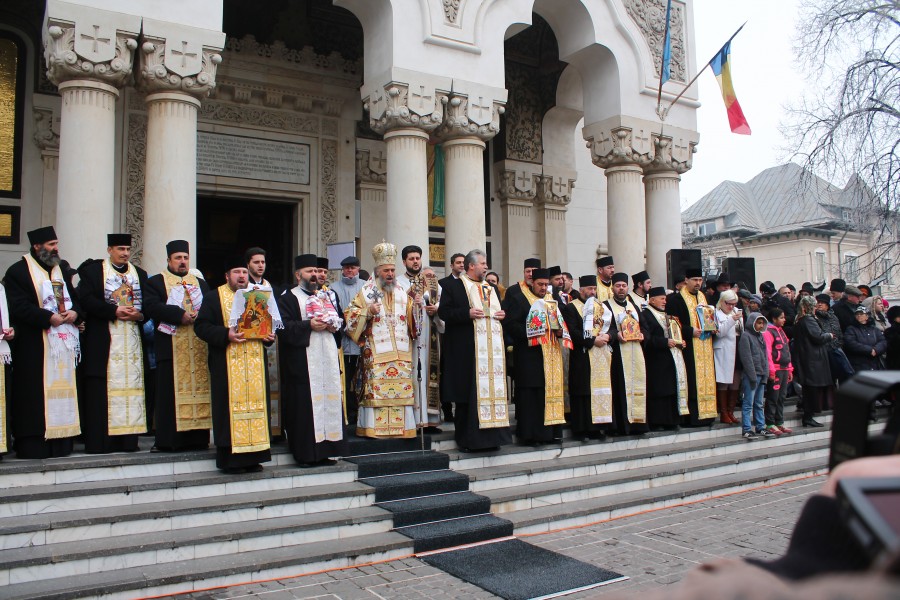 24 decembrie, Ajunul Naşterii Domnului/ Preoţii vestesc minunea de la Betleem