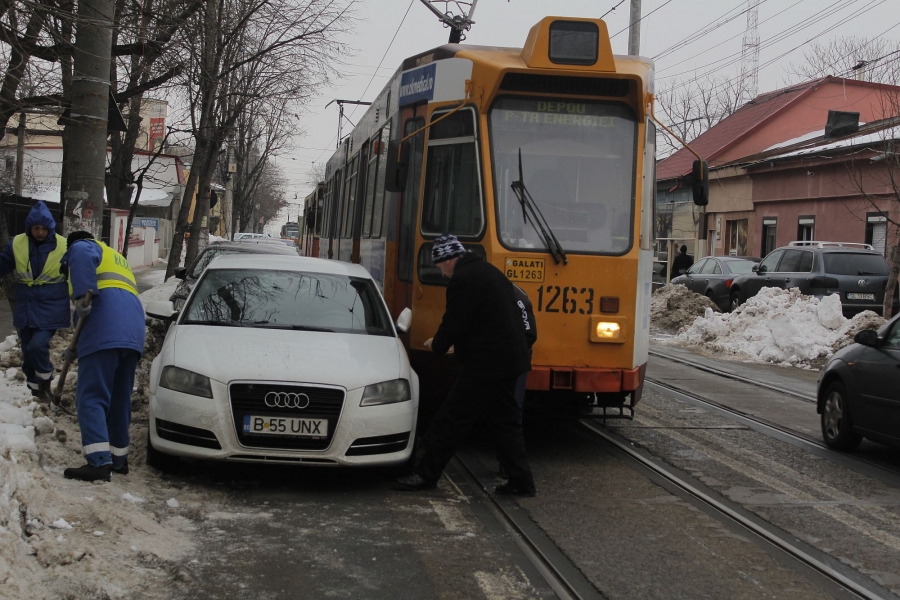 TRAFICUL pe Basarabiei, BLOCAT pe bandă rulantă. ȘOFERII sunt AMENINȚAȚI cu dosare penale | FOTO și VIDEO