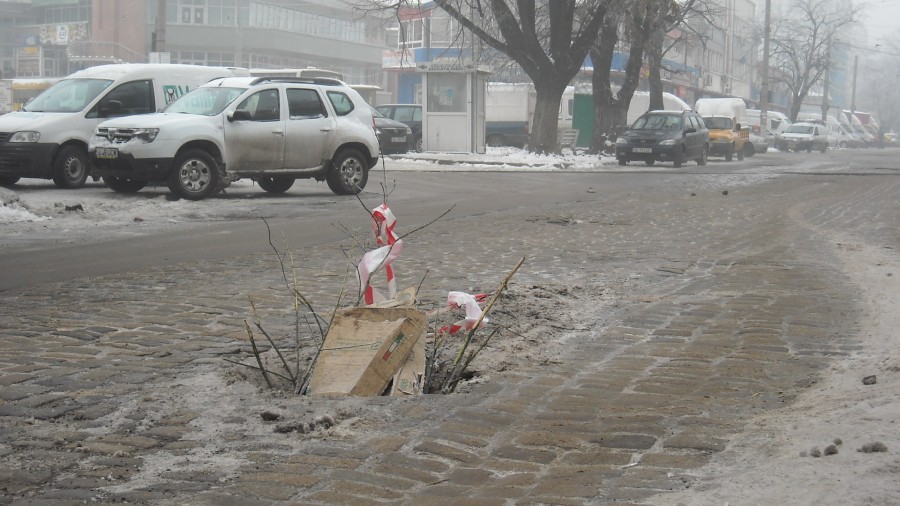 Trafic îngreunat pe strada Traian: O nouă groapă le dă bătăi de cap şoferilor