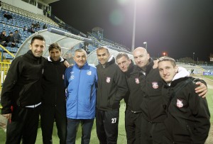 Paraschiv şi Costin, dar şi alţi colegi de-ai lor, s-au fotografiat recent cu Petre Grigoraş, fostul antrenor al Oţelului, acum la Pandurii. După poză, l-au învins cu 1-0, continuând linia bună din campionat