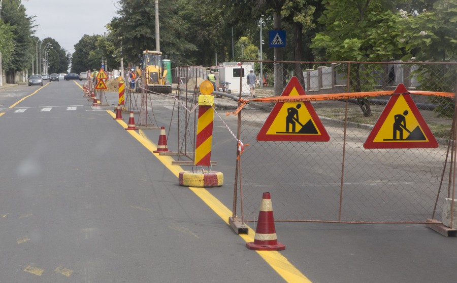 Calendarul RESTRICŢIILOR rutiere/ De ce nu s-a ÎNCHIS (încă) traficul pe strada Traian