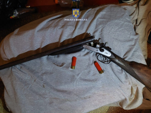Armă furată din Croația, găsită în casa unui spărgător de magazine