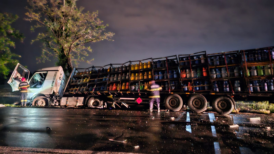 Accident potenţial periculos la ieşirea din Tecuci. Un camion cu butelii s-a răsturnat