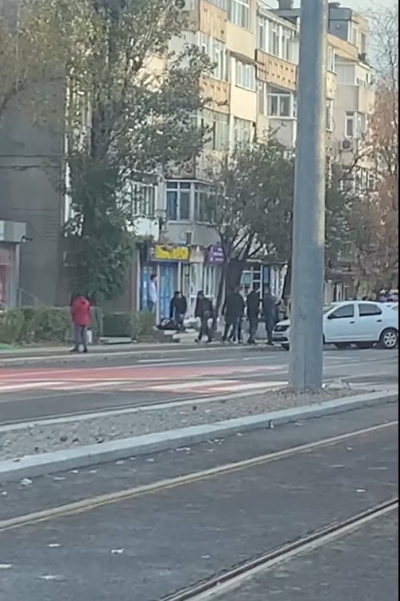 (Video) Ziua și bătaia în Galați! Clienții unui amanet au scos cuțitele în stradă