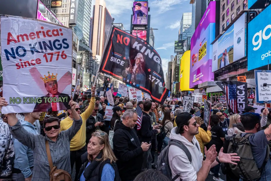 Milioane de americani au protestat împotriva „regelui” Trump