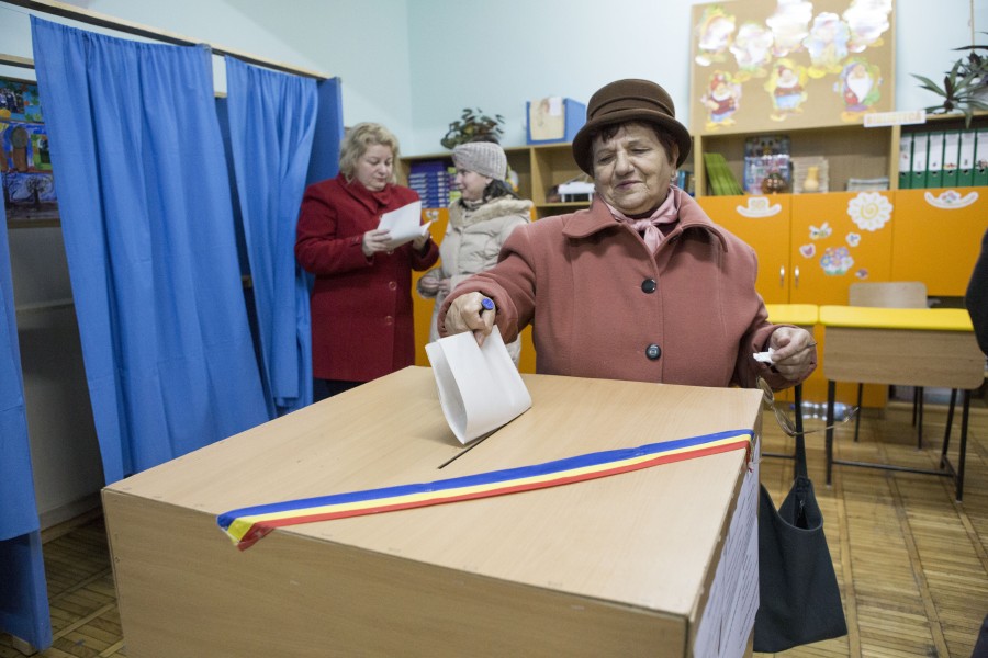 INCIDENTE la urnele din municipiul Galaţi: Vot în frig şi poze în cabină