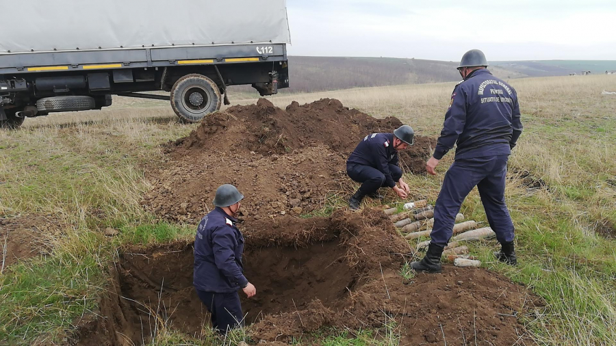 Zeci de bombe, detonate la Braniştea. VIDEO