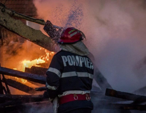 Victimă carbonizată, descoperită &icirc;ntr-o locuinţă care a ars
