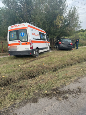 UPDATE: Accident grav pe DN 25. Patru răniți, după ce o ambulanță și un autoturism s-au ciocnit