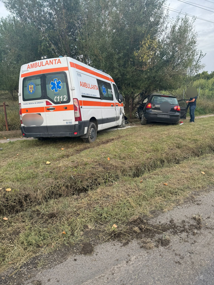 UPDATE: Accident grav pe DN 25. Patru răniți, după ce o ambulanță și un autoturism s-au ciocnit