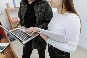 Laptop gaming sau ultrabook pentru liceu: diferența se vede după orele de curs