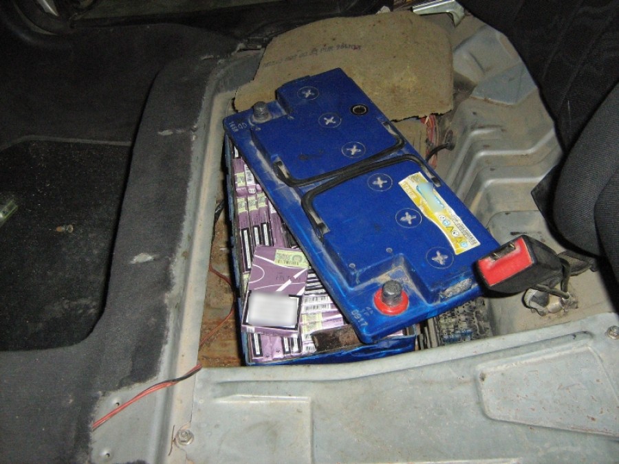 Acumulator auto burduşit cu ţigări de contrabandă