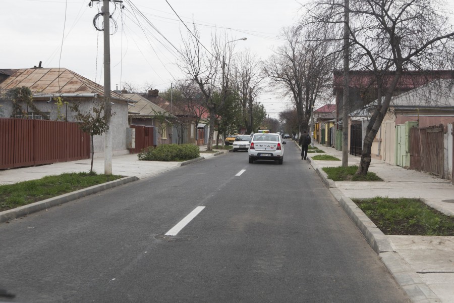 Spaţii de parcare şi oaze de verdeaţă: Strada Unirii a fost modernizată