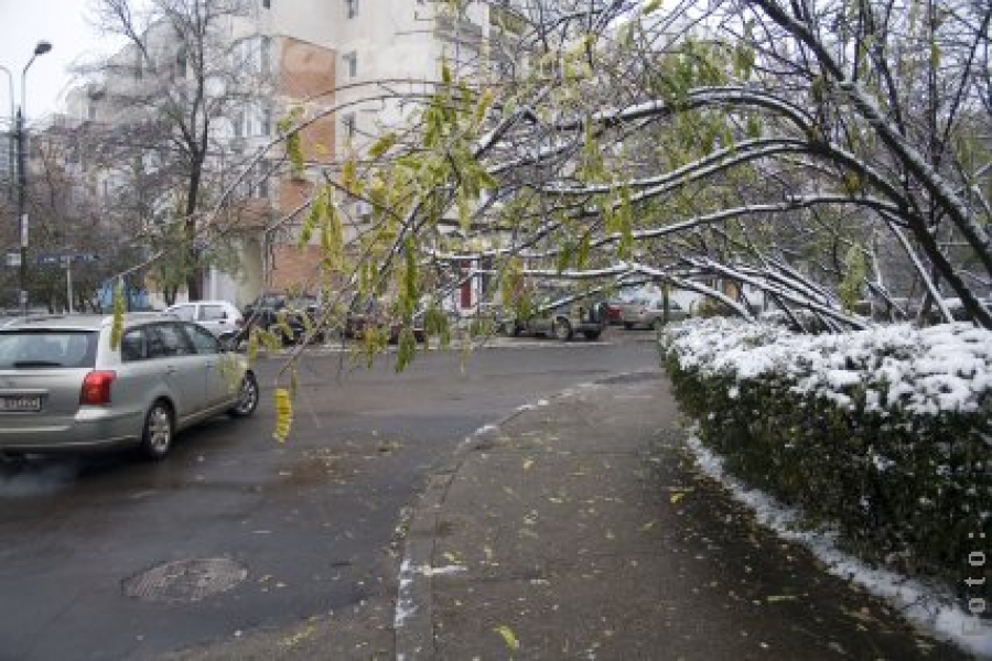 21 de gălăţeni au căzut pe gheaţă 