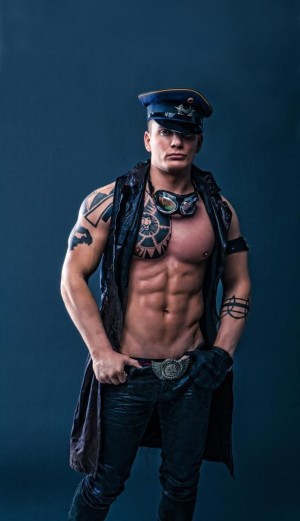 CADOU pentru doamne de &quot;Ziua Femeii&quot;. Armele SECRETE ale unui STRIPPER gălăţean